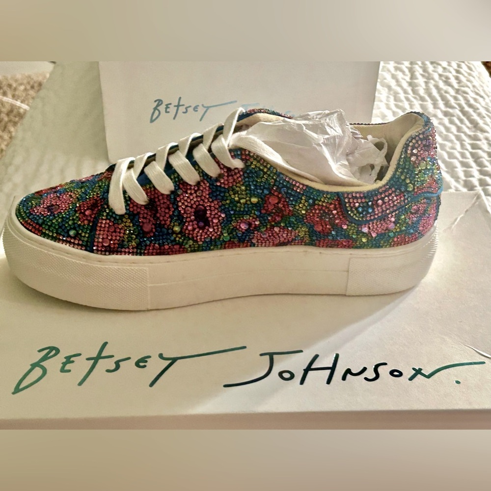 BETSY JHONSON. BRAND NEW .IN THE BOX.